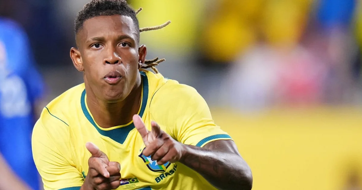 Torcida rubro-negra observa meio-campista rival em ação no estádio, clima de expectativa e monitoramento de transferência