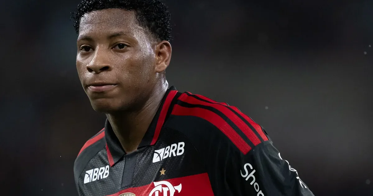 Ilustração editorial de um ala acelerando pela lateral em estádio lotado, clima tático e cores rubro-negras, futebol.