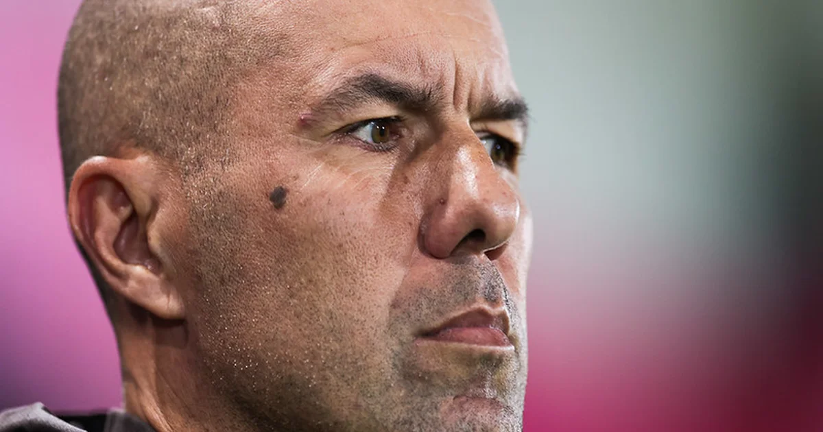 Ilustração editorial: Flamengo ajusta tática em estádio de altitude, jogadores em duelo físico com esquema tático sobreposto