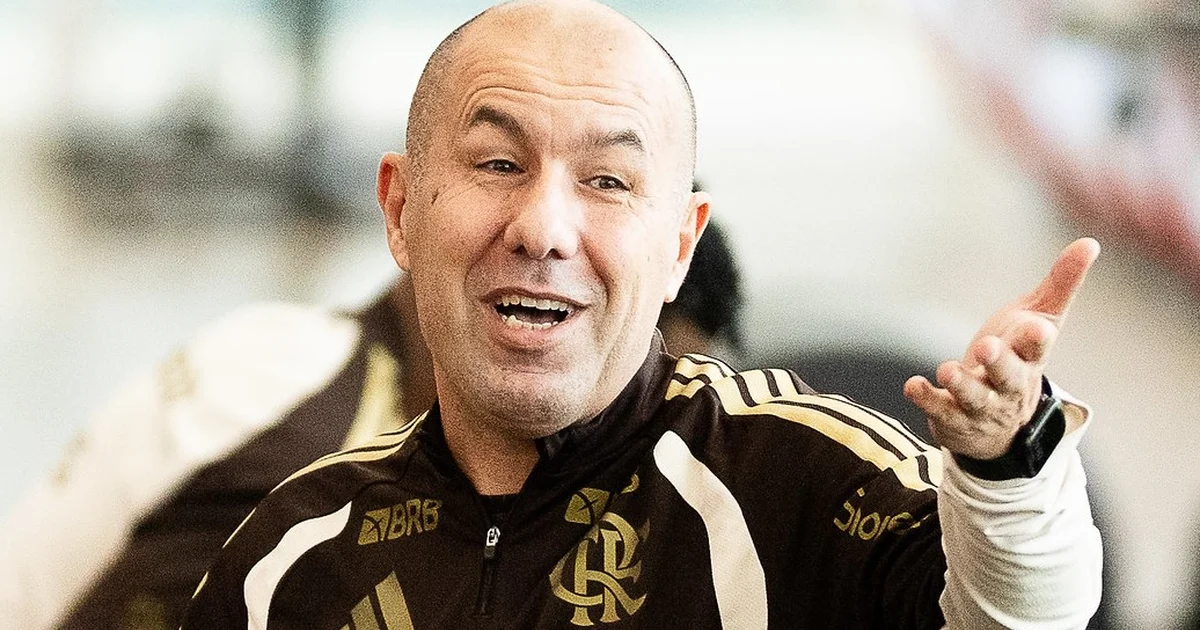 Ilustração editorial: estádio com jogadores do Flamengo em silhuetas, linhas e setas táticas mostrando mudança tática na construção de jogo.