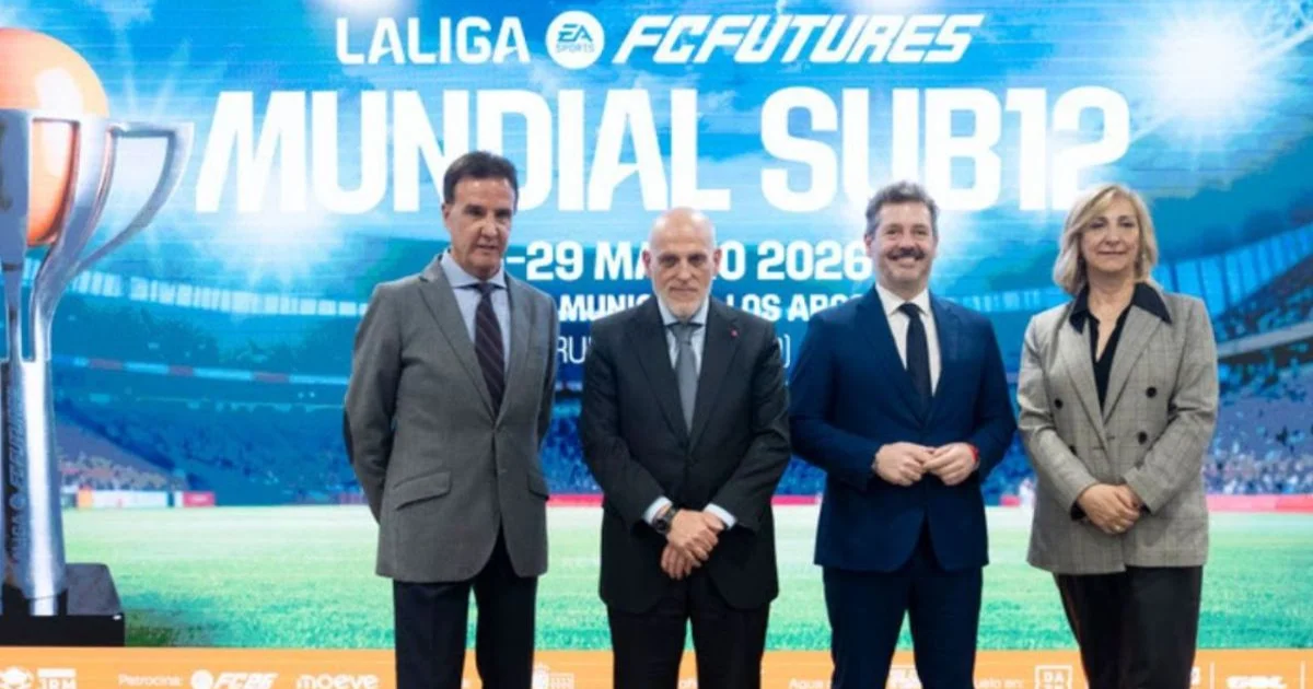 Ilustração editorial de partida Sub-12 no Campo Municipal de Los Arcos, crianças em uniformes vermelho e preto, torcida e bandeiras internacionais.