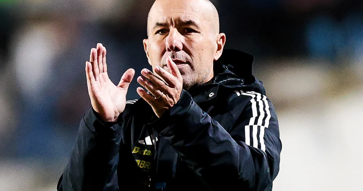 Ilustração de estádio em 3.350 m: time de vermelho e preto mantendo posse e compactação tática, Andes ao fundo, torcida agasalhada.