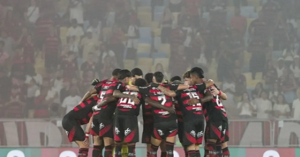 Estádio lotado em tons rubro-negros; placar mostra €190M/R$1,15 bi; torcida celebra presença do Flamengo na elite global