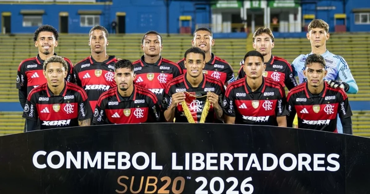 Ilustração editorial: Flamengo Sub-20 em ataque na semifinal da Libertadores, estádio Banco Guayaquil em Quito, clima dramático