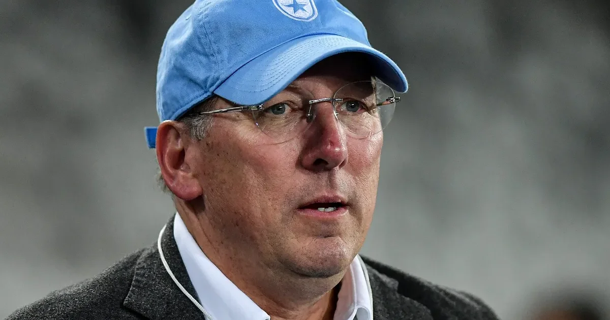 Ilustração editorial: estádio dividido entre torcidas, Flamengo não contrata Cristian Medina e rival Botafogo festeja.