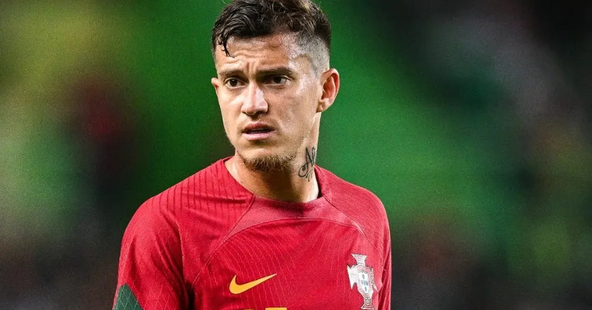 Ilustração editorial: negociação do Flamengo por meio-campista, estádio ao entardecer, contrato e treinador observando.