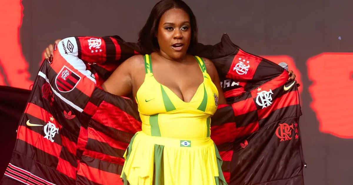 Ilustração editorial do Lollapalooza: performer anônima com look rubro-negro inspirado no Flamengo; palco, luzes e público vibrante.