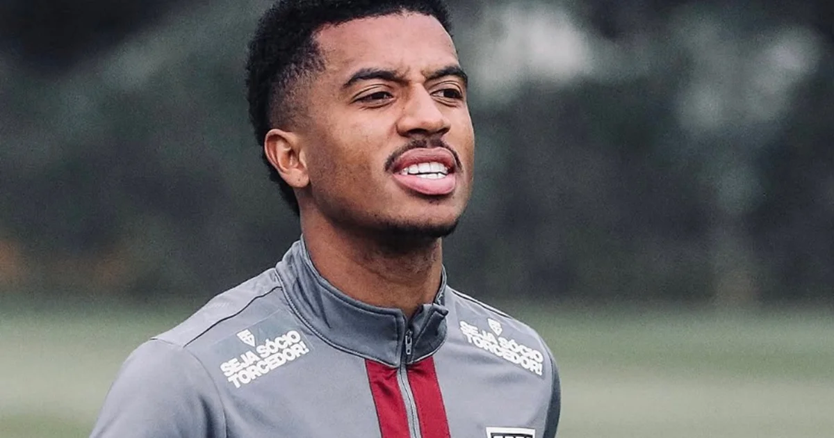 Ilustração editorial: proposta de R$2 mi entregue a jogador em silhueta em estádio noturno, tensão entre Flamengo e rival