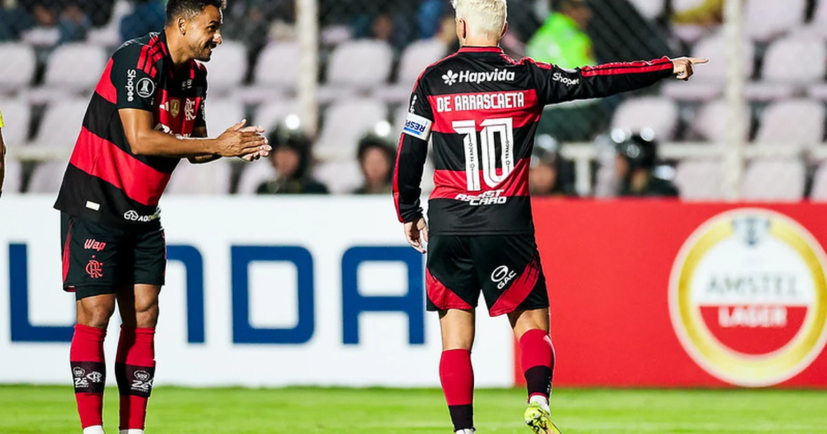 Delegação do Flamengo em Cusco: estádio alto, bastidores logísticos e staff médico cuidando da equipe sob céu andino.