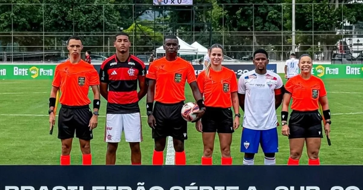 Ilustração editorial de jogo Sub-20 na Gávea: jogadores jovens em ação, torcida vibrando e placar 1 a 1