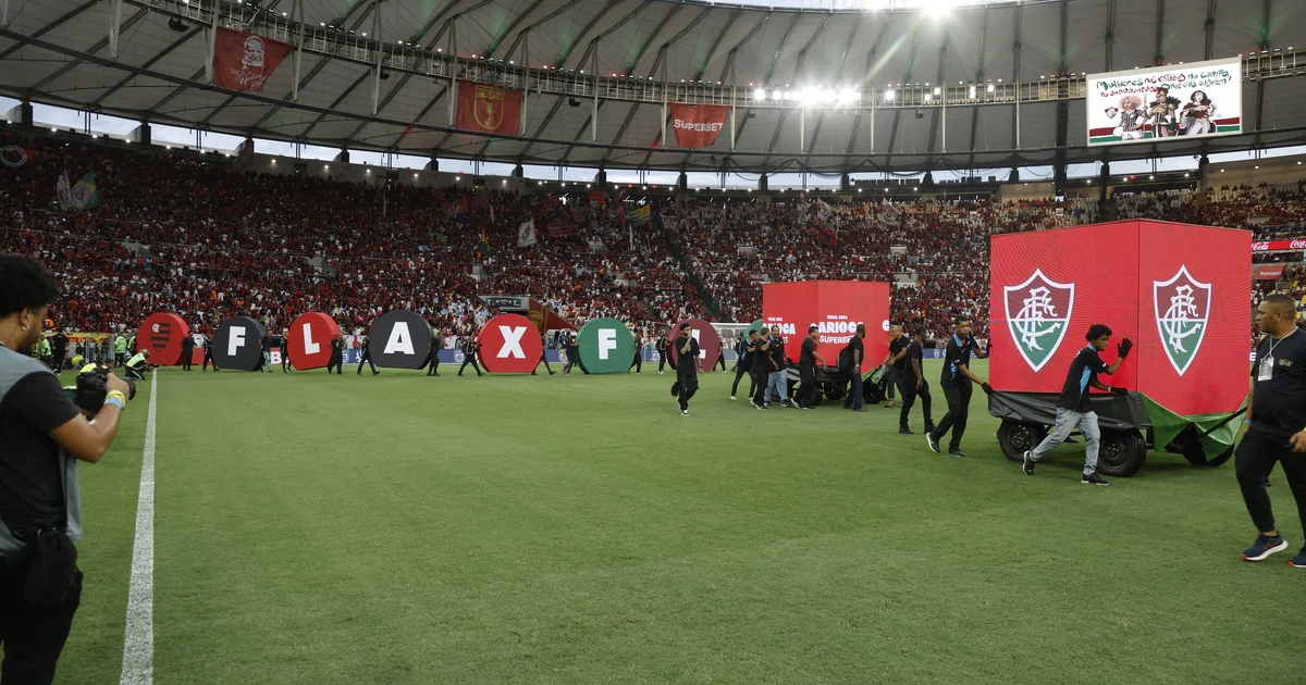 Ilustração: delegação do Flamengo atrasada no aeroporto e estádio vazio com placar indicando adiamento do Fla-Flu.