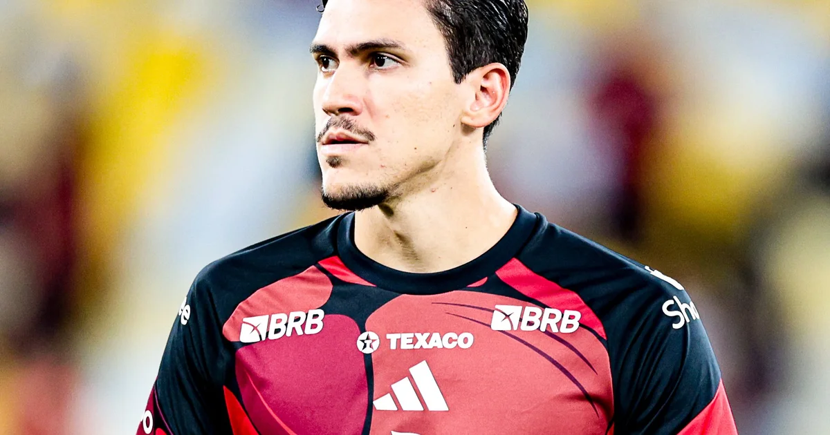 Ilustração editorial: atacante sem rosto assinando contrato de gestão de imagem em estádio lotado, microfones e câmeras