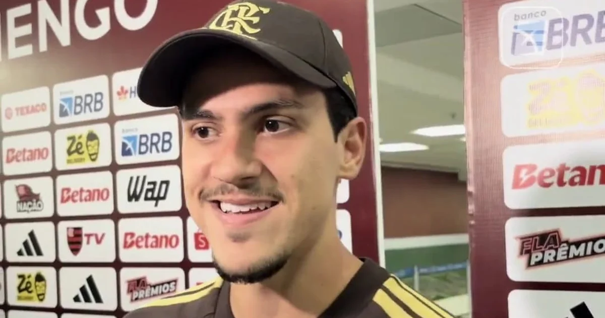 Ilustração editorial do Maracanã: atacante do Flamengo comemora gol com setas táticas e mapa de calor mostrando jogo pelo centro.