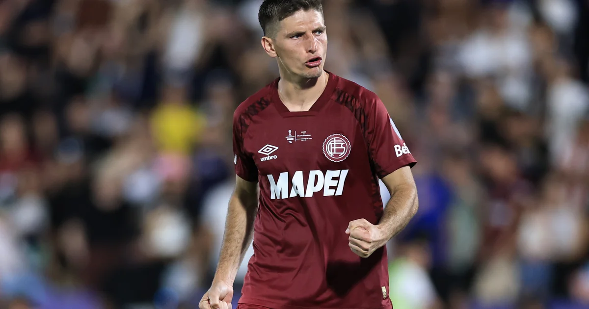 Ilustração editorial: estádio noturno, Lanús comemora gol fora, torcida dividida, Flamengo pressionando na Recopa, clima tenso e chuva.