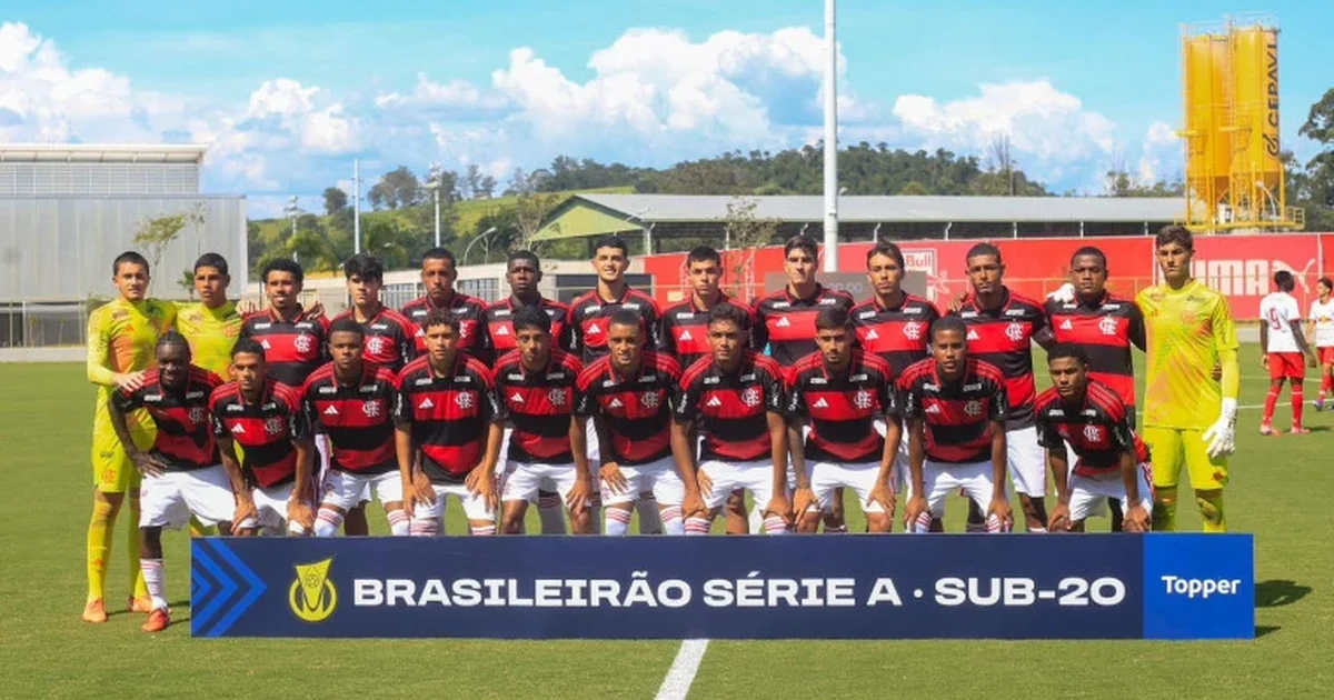 Ilustração editorial de jogo Sub-20: placar 1x4, dois cartões vermelhos, jogadores desolados e adversários comemorando no estádio