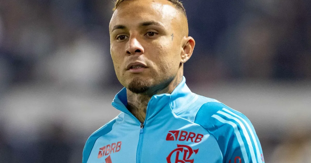 Ilustração editorial do Maracanã à noite: jogador do Flamengo de costas entre microfones após derrota por 3 a 2, torcida abatida