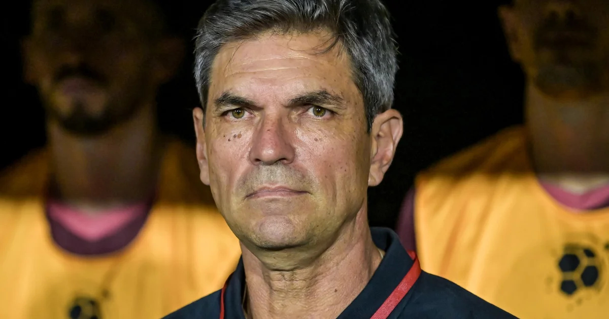 Ilustração editorial tensa: Lanús comemorando 1x0, silhuetas do Flamengo em ação e o Maracanã ao fundo na atmosfera da Recopa.