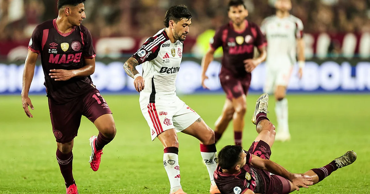 Ilustração editorial de estádio: Flamengo abatido, Lanús comemora gol 1-0 na Recopa Sul-Americana, torcida e placar visíveis.