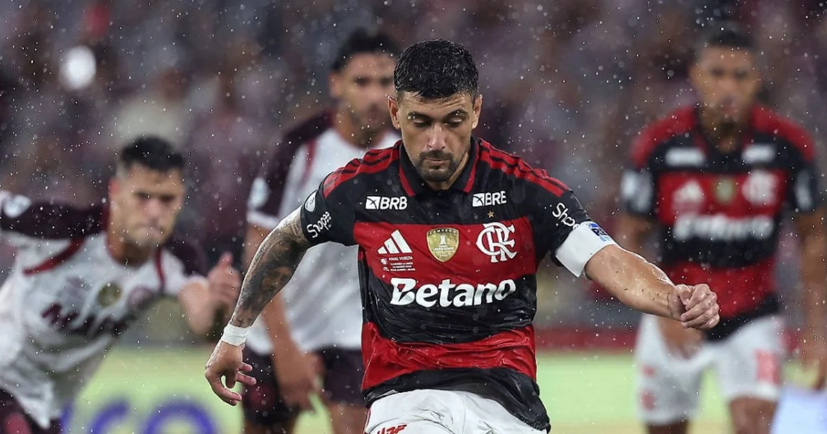 Ilustração do Maracanã chuvoso: gol decisivo e placar 2x3 na Recopa, jogadores sem rosto, torcida com guarda-chuvas — Flamengo x Lanús