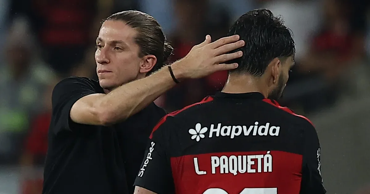 Ilustração editorial: estádio lotado na prorrogação, disputa de bola e placar 3‑2, torcida rubro-negra desolada, vice da Recopa.