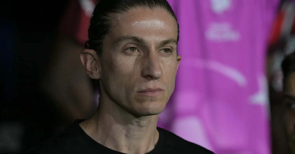 Ilustração editorial de estádio na Recopa: Flamengo perde na prorrogação, torcida tensa e jogadores com clima de derrota e orgulho.