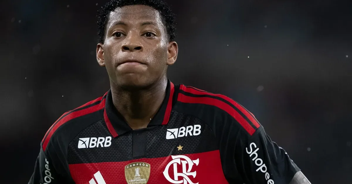 Estádio à noite: torcida do Flamengo abatida, torcedores do Lanús celebram título com confete; cena de futebol e placar agregado 4 a 2.