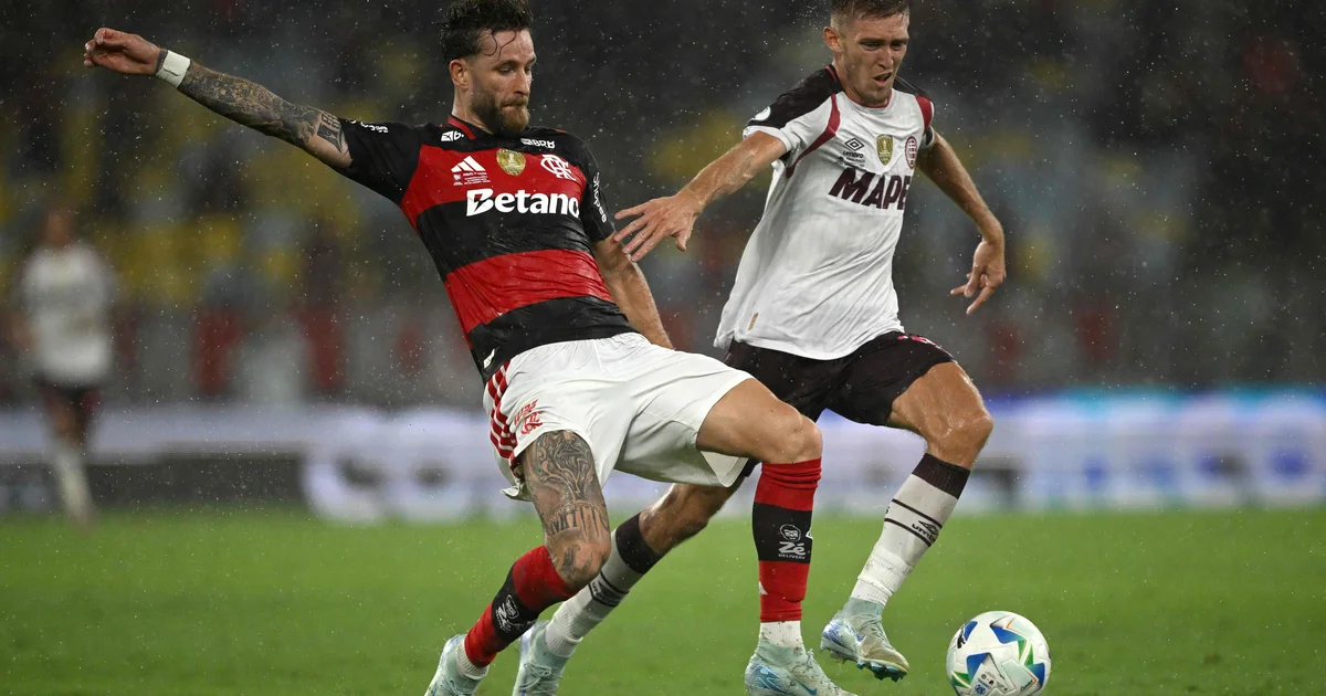 Ilustração editorial do Maracanã: partida da Recopa, jogadores silhuetados, placar 3–2, torcida em vermelho e marrom, atmosfera tensa