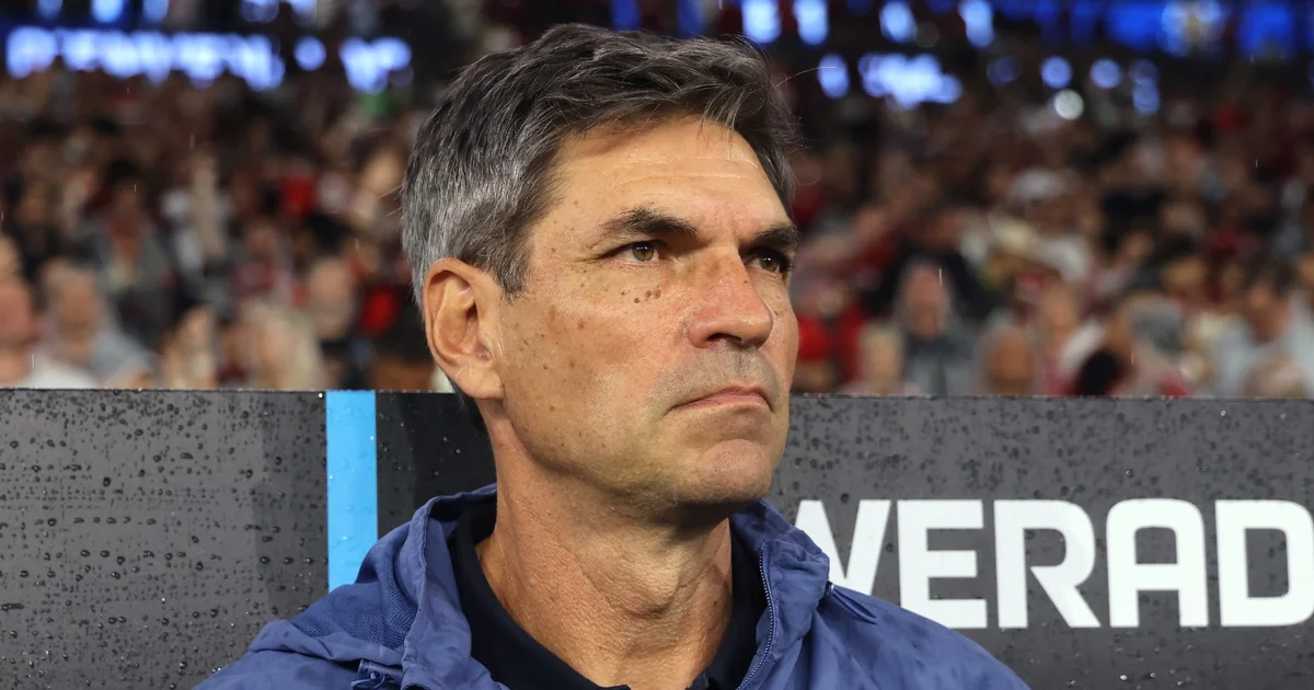 Maracanã na prorrogação: jogador ergue troféu da Recopa após 3-2, torcida dividida e técnico com a mão no peito, derrota do Flamengo.