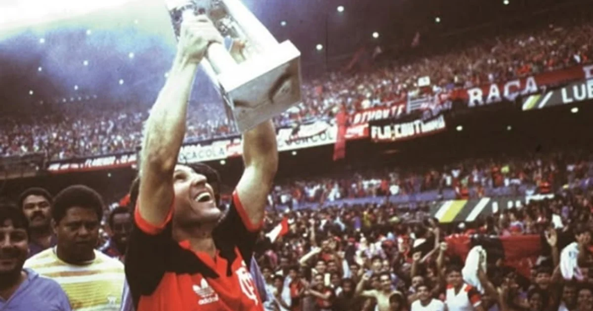 Estádio lotado com faixas vermelhas e pretas, troféu dourado e documento jurídico flutuante simbolizando disputa do título Brasileiro 1987.