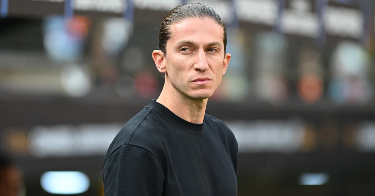 Ilustração editorial: estádio com jogadores de vermelho e preto sem rosto, defesa desorganizada, goleiro abatido e placar alto de gols sofridos.