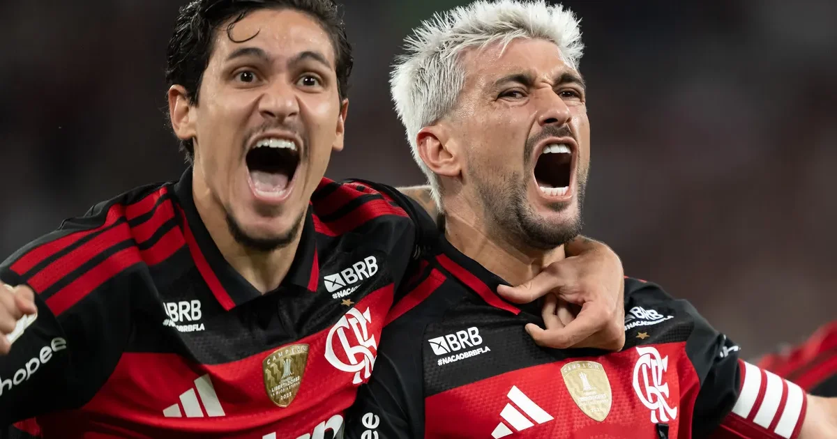 Ilustração editorial: técnico do Flamengo observa o meio-campo após vitória por 3 a 0, buscando reforço; estádio e torcida em vermelho e preto.