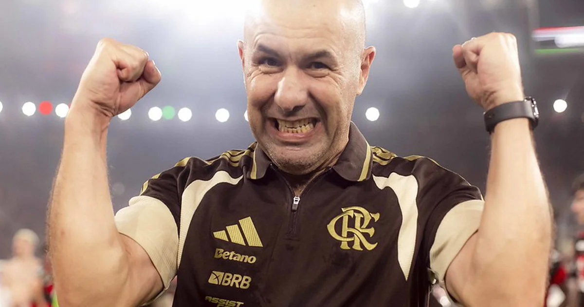 Treinador em silhueta aponta tática no gramado; jogadores e Xs e Os em silhuetas; atmosfera tática do Flamengo, cores vermelho e preto.