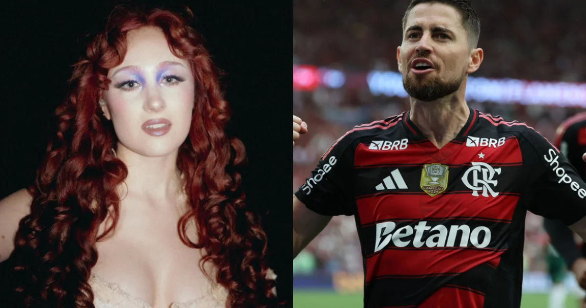 Entrada de hotel à noite com imprensa, cantora em silhueta, seguranças e placa com nota oficial — polêmica envolvendo clube de futebol.