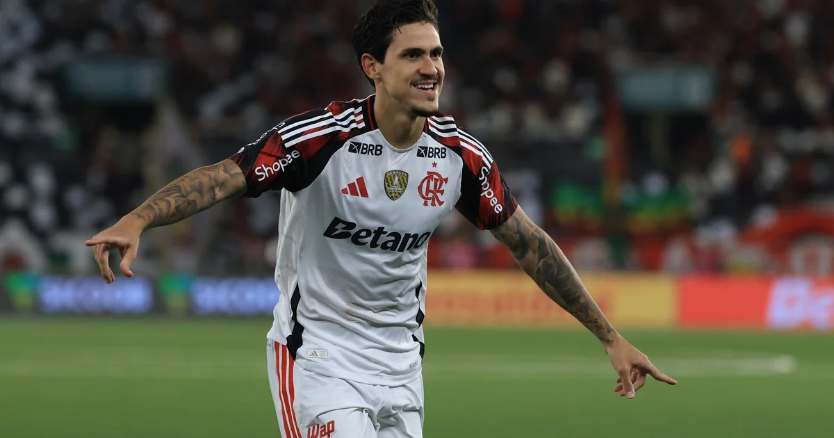 Ilustração: estádio com área de ataque vazia e balança entre centroavante sem rosto e pilha de dinheiro, tons vermelho e preto, Flamengo