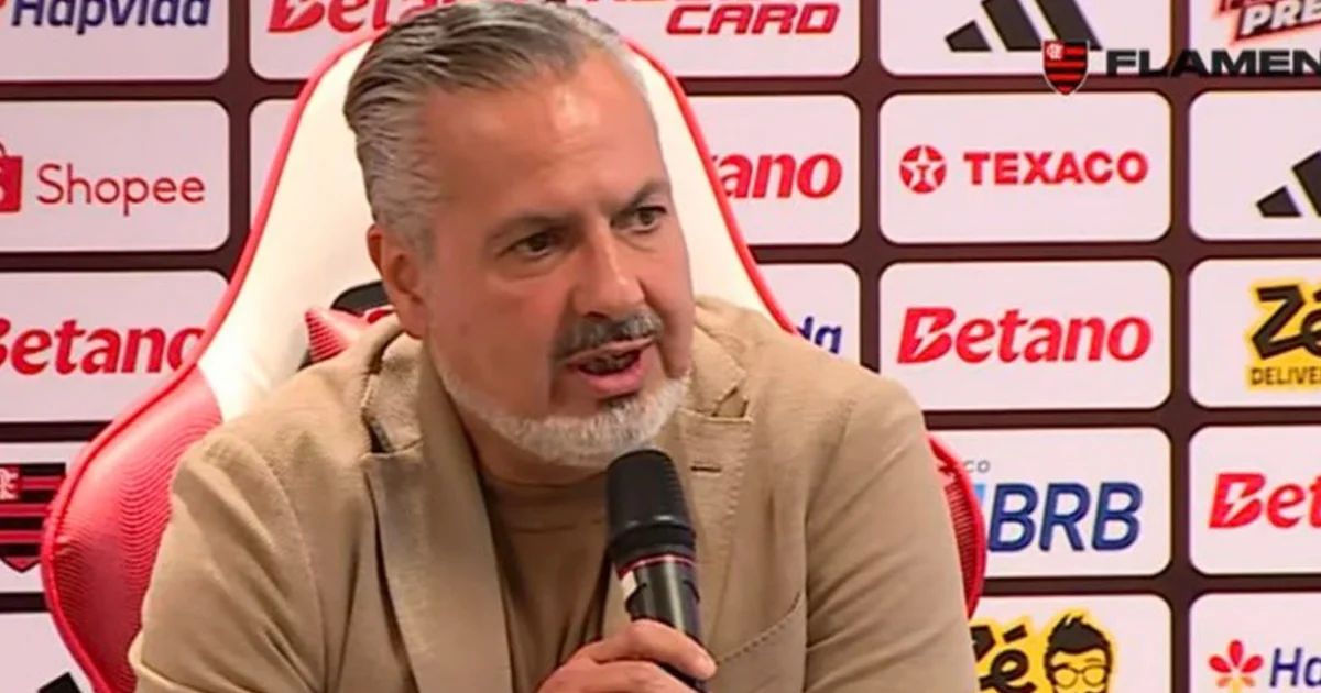 Ilustração editorial: diretor observa estádio em vermelho e preto e mapa ligando América do Sul à Europa, simbolizando busca por reforços.