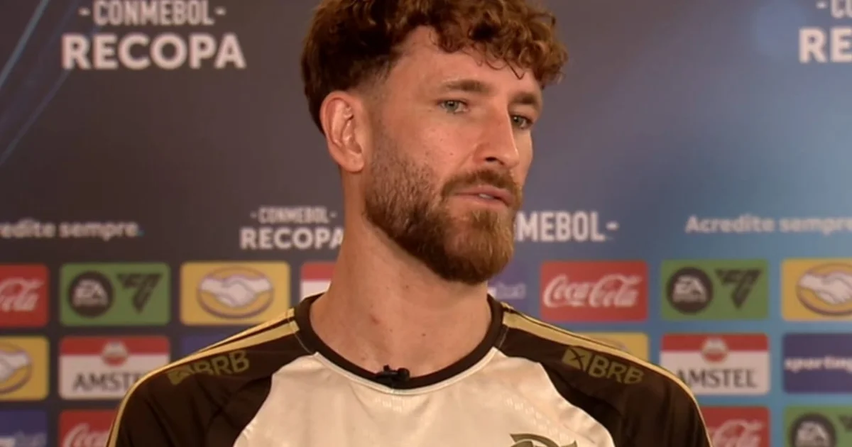 Ilustração editorial: zagueiro sem rosto em pose de liderança no gramado, torcida rubro-negra tensa, clima de cobrança na Recopa