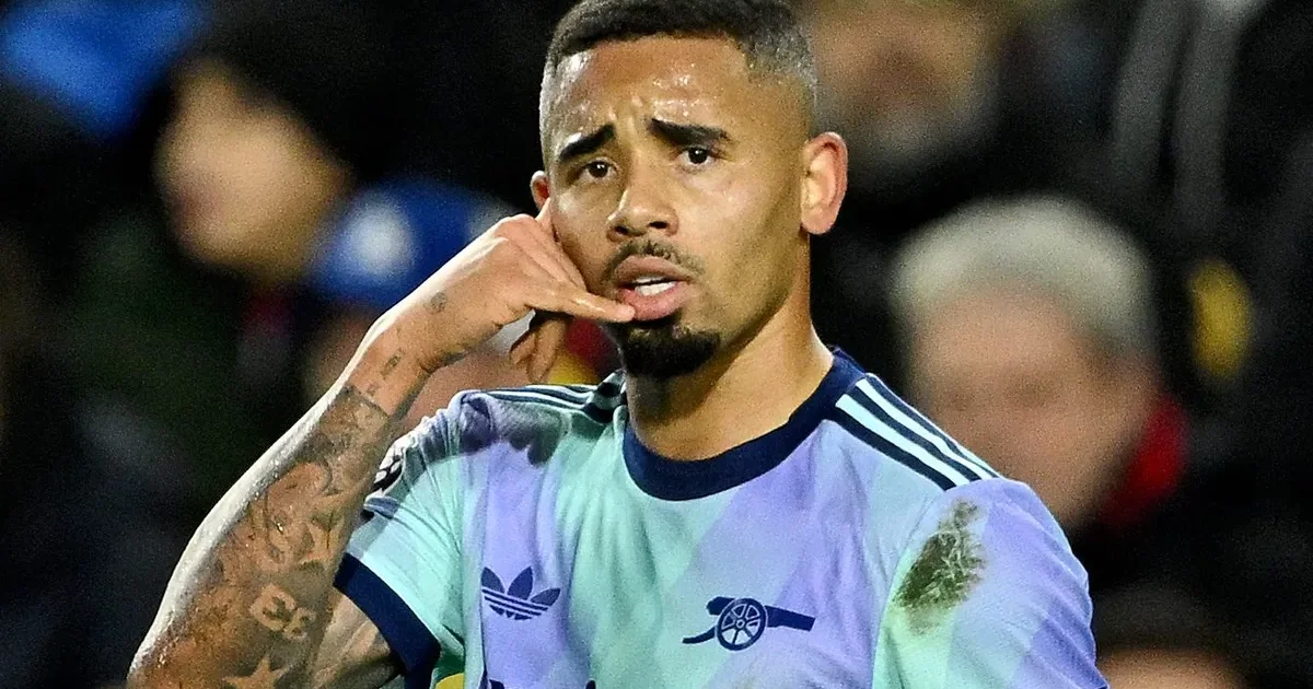 Ilustração editorial do Maracanã lotado à noite, torcida do Flamengo em vermelho e preto e jogadores em silhueta buscando virada na Recopa.