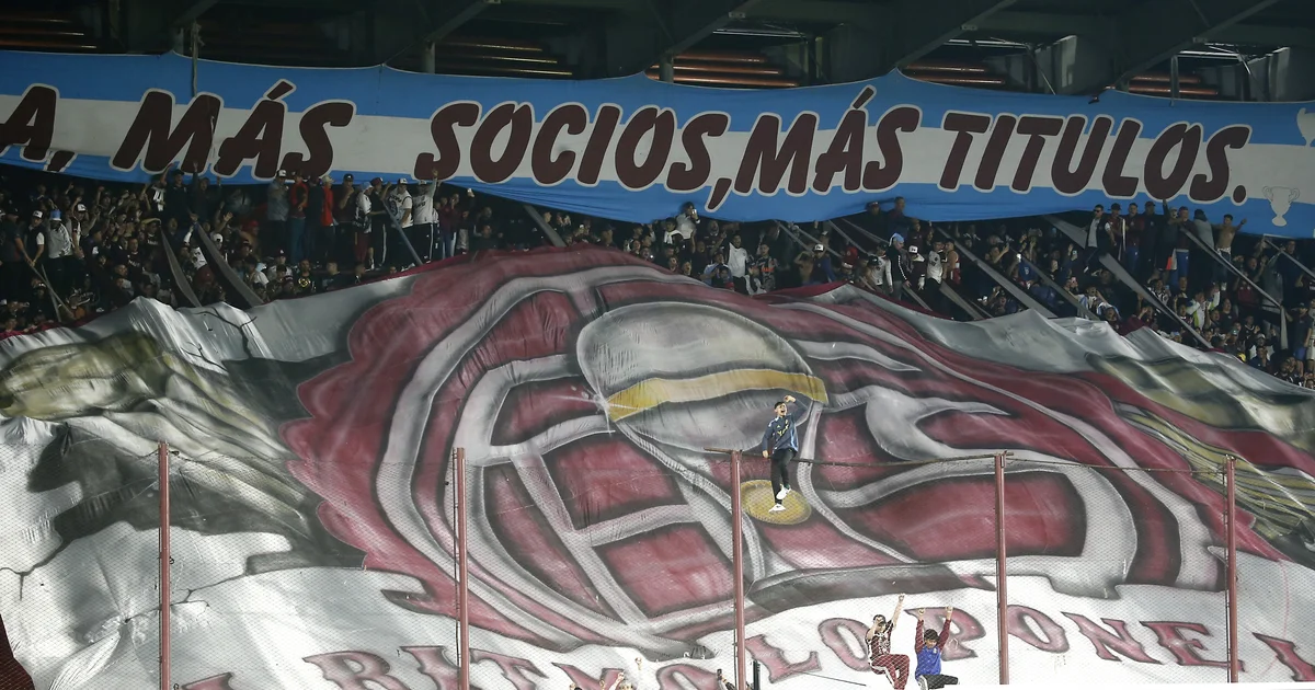 Ilustração editorial do Maracanã na Recopa: banco de reservas vazio, goleiro solitário em campo e torcida em vermelho e preto