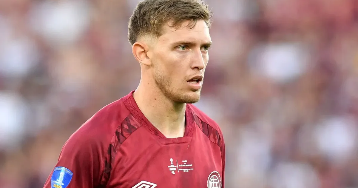 Ilustração editorial do Maracanã lotado à noite, jogador do Flamengo chutando ao gol na final da Recopa, torcida em vermelho e preto.