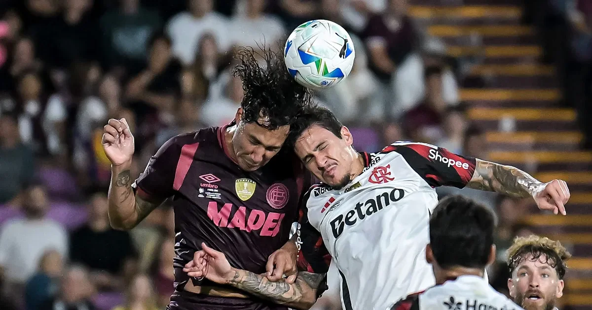 Ilustração do Maracanã lotado, jogadores anônimos disputam a bola; torcida rubro-negra em vermelho e preto, atmosfera tensa da Recopa.