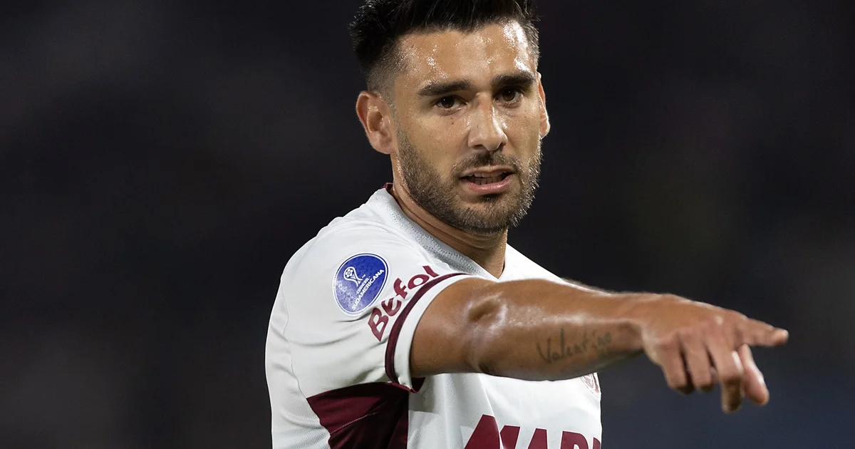 Ilustração do Maracanã à noite: time em vermelho e preto pressiona por vitória por dois gols na Recopa contra equipe em grená.