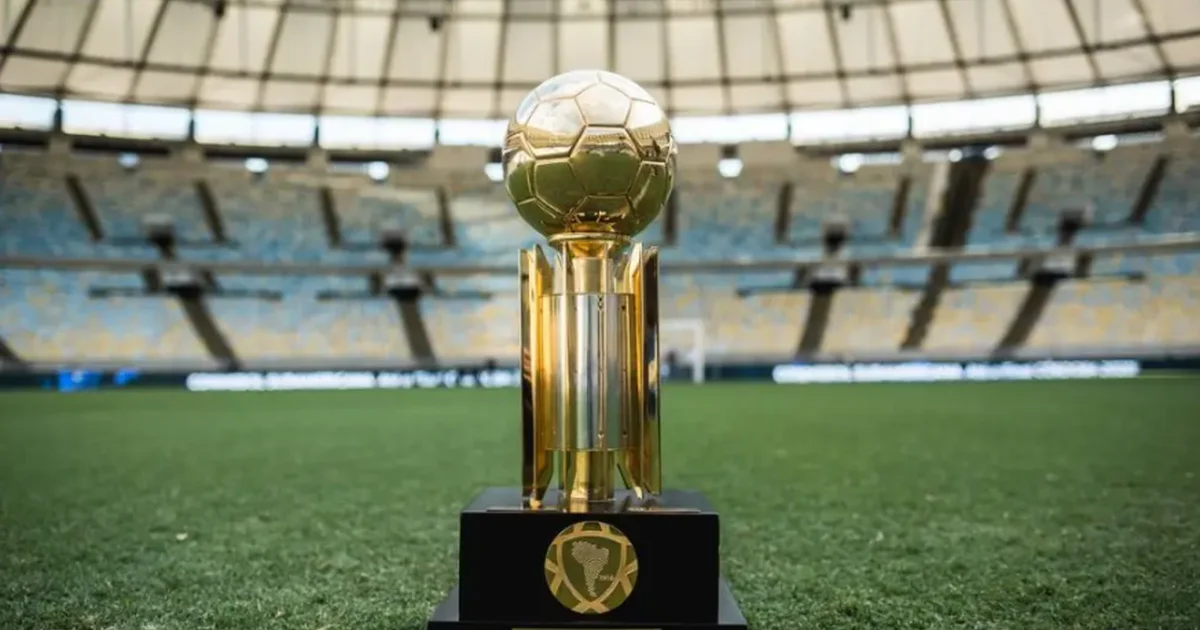 Ilustração editorial da Recopa: estádio lotado, troféu com prêmios (US$1,8M/US$900K) e jogadores em ação.