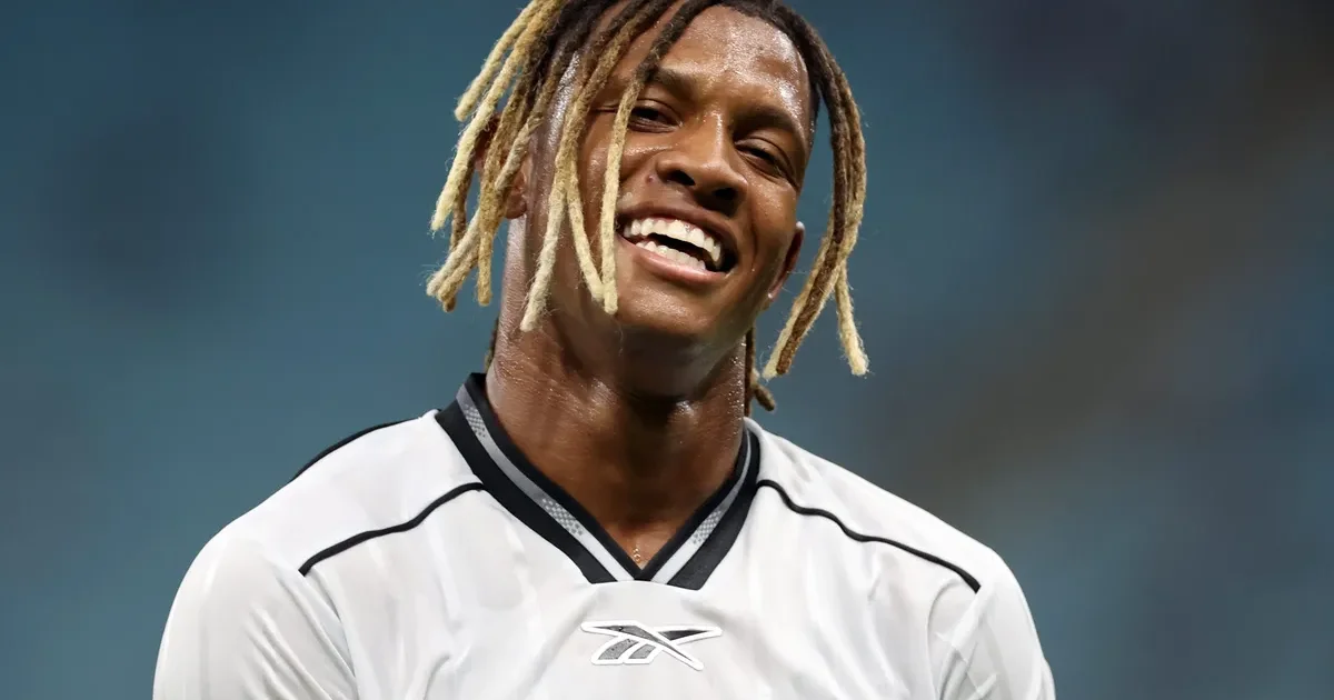 Ilustração editorial: estádio com torcida do Flamengo, centroavante em destaque e símbolos de negociação de transferência.