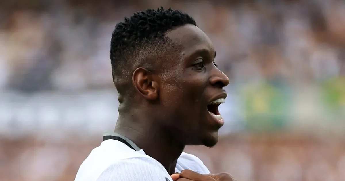 Ilustração editorial: estádio lotado ao entardecer, atacante em corrida, placar com €40 mi — negociação do Flamengo por Luiz Henrique.