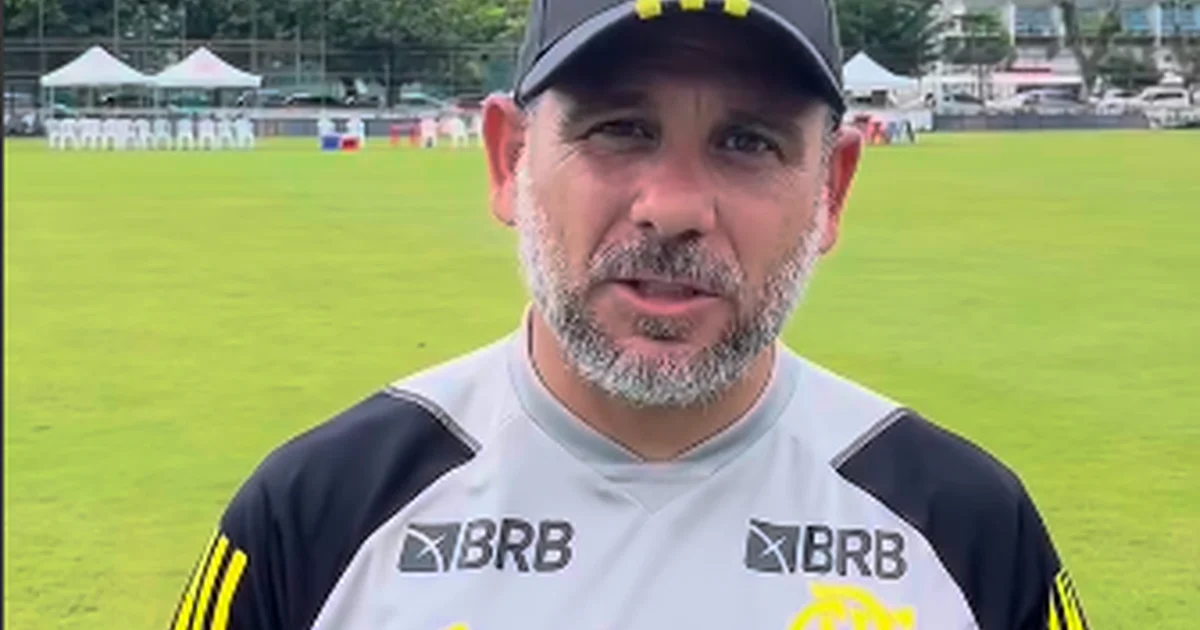 Ilustração editorial: Flamengo Sub-17 em ação na Gávea, estreia da Copa do Brasil, torcida ao fundo e cores rubro-negras em clima de pressão ofensiva.