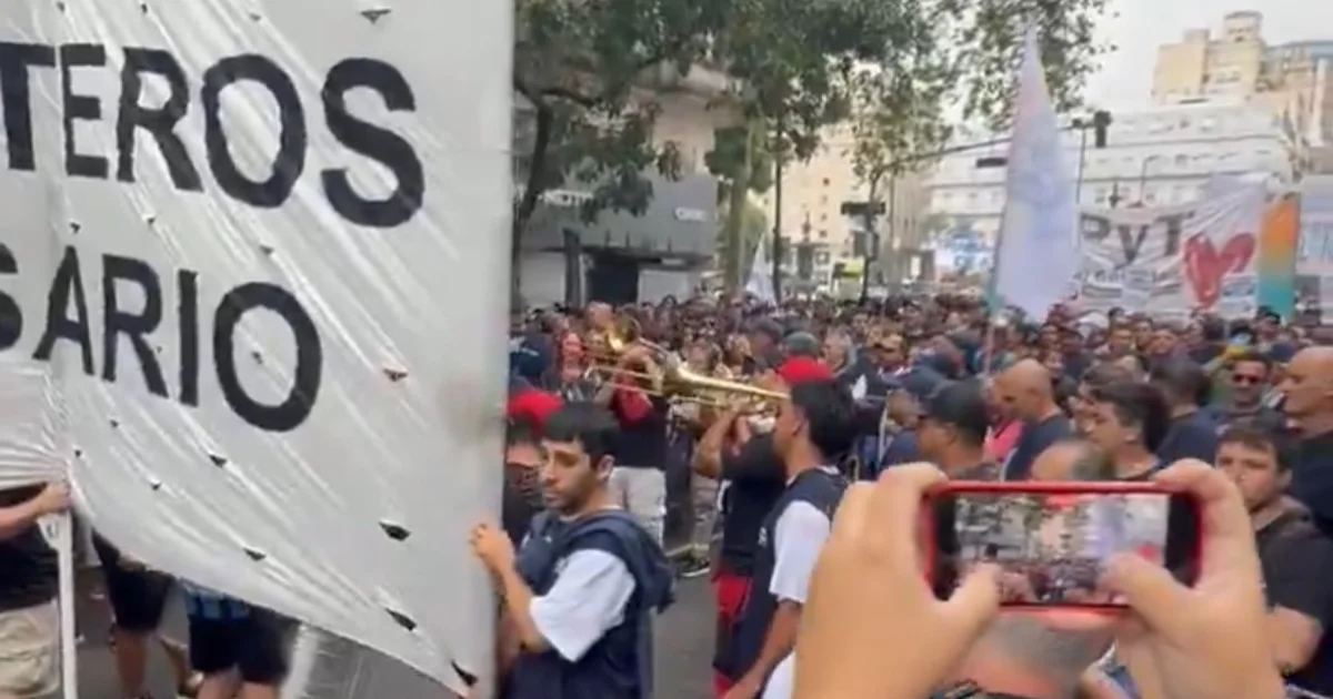 Protestos e greve em Buenos Aires dificultam chegada de torcedores do Flamengo a estádio iluminado.