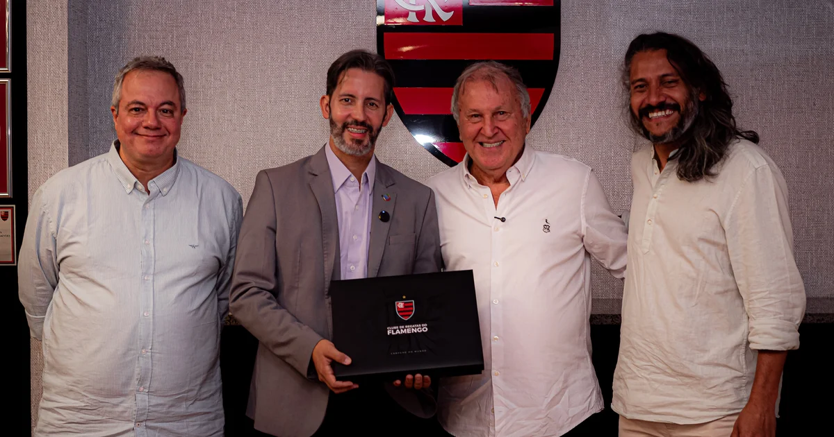 Mãos trocando documento 'Patrimônio Cultural' em arquivo histórico; ao fundo estádio com a Nação em bandeiras vermelhas e pretas.