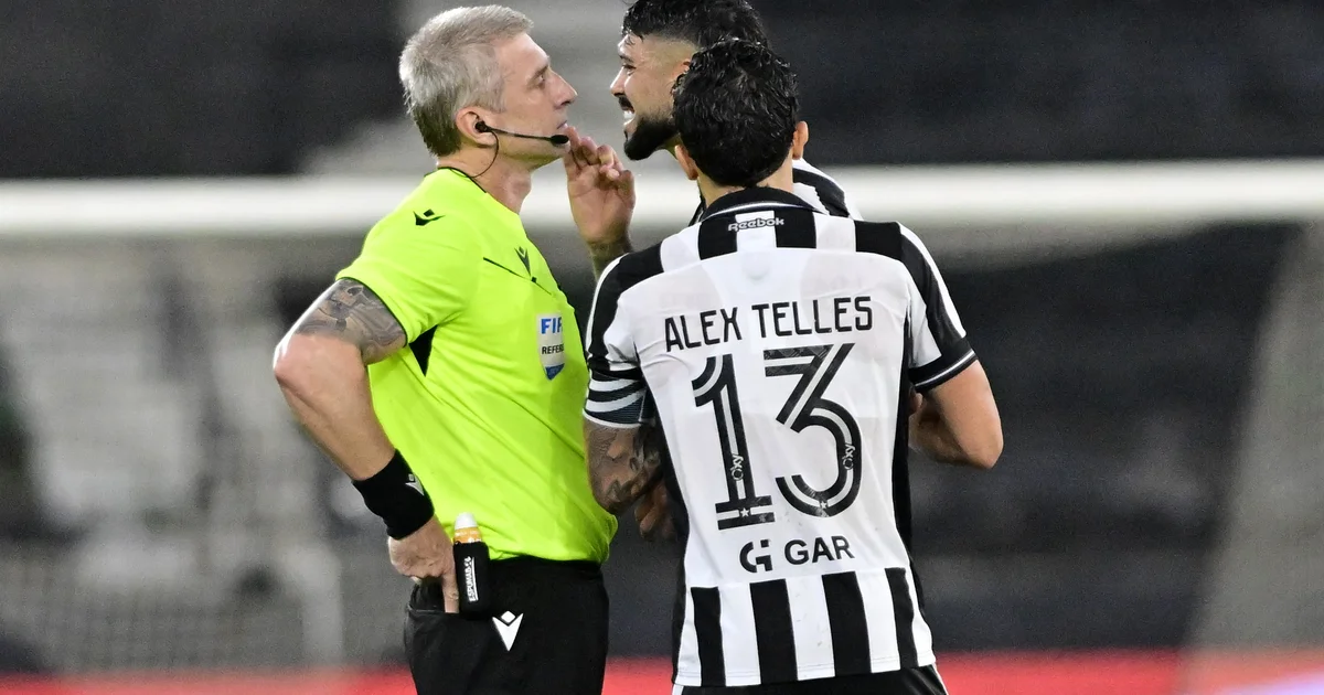 Ilustração editorial de expulsão no futebol: árbitro mostra cartão vermelho, VAR no telão e smartphone com provocação nas redes.