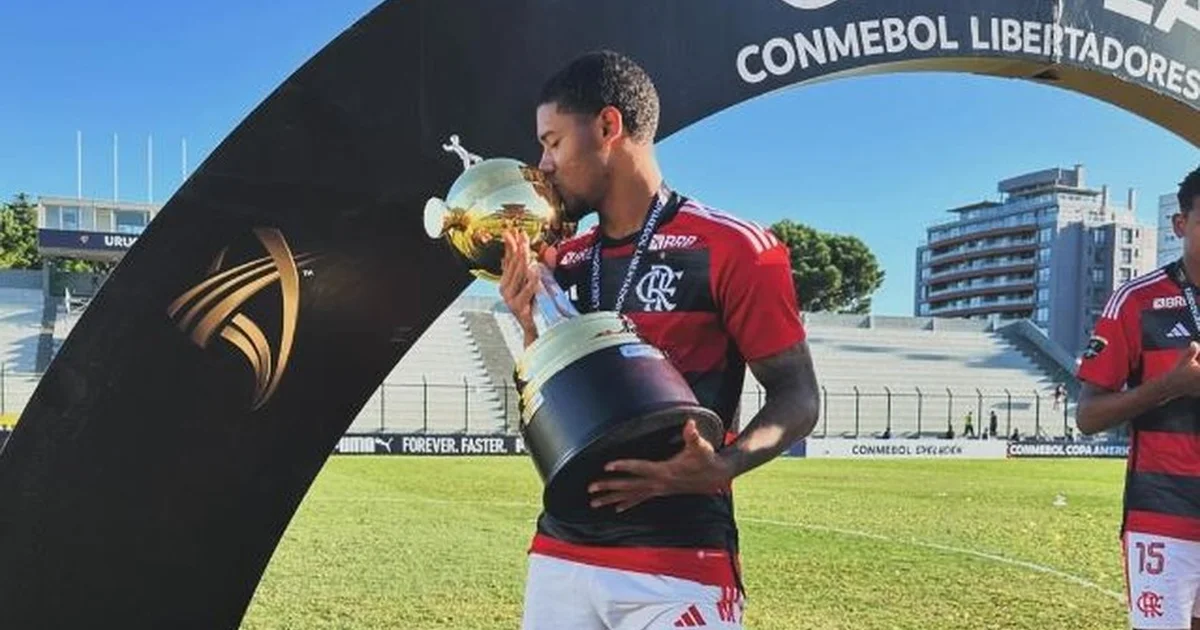 Ilustração editorial de volante sem identificação retornando ao Flamengo, estádio ao entardecer, cores vermelho e preto, torcida ao fundo