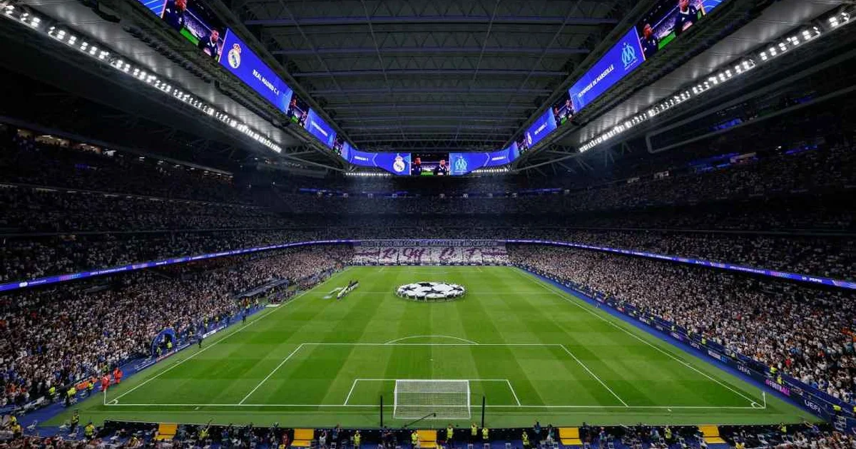 Mosaico nas arquibancadas com 'Não ao racismo' e 'Respeito', torcida unida e atacante brasileiro entrando no túnel.